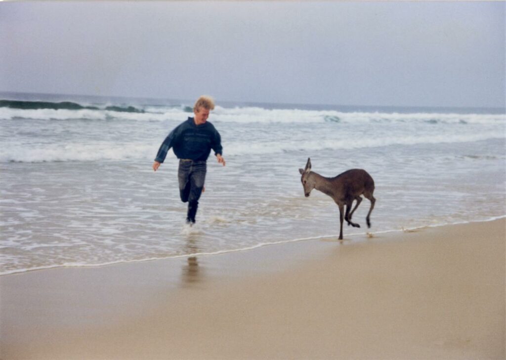 Anthony Martin et la biche courant sur la plage