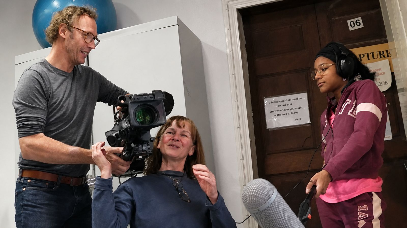 Anthony Martin montre le positionnement d'une caméra professionnelle lors d'un atelier
