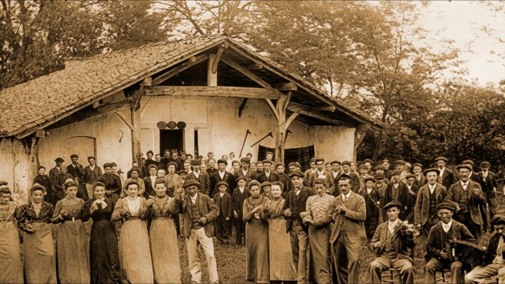 Photographie ancienne, rassemblement à l'airial, Landes