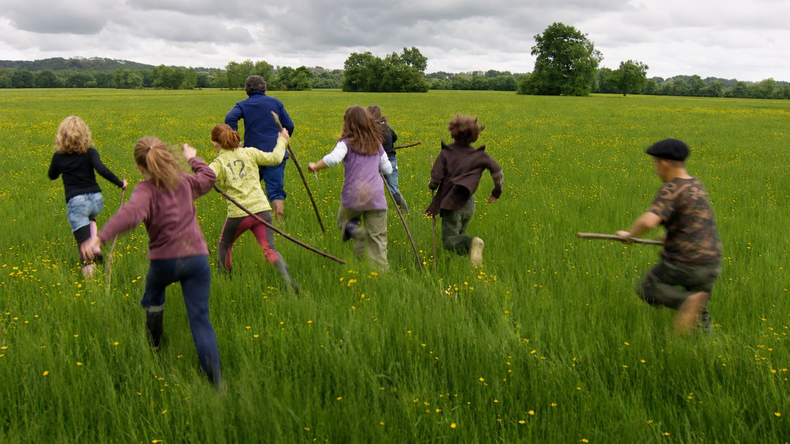 Enfants filmés, courant avec Patrick Lamaison sur les bords de l'Adour dans les Barthes
