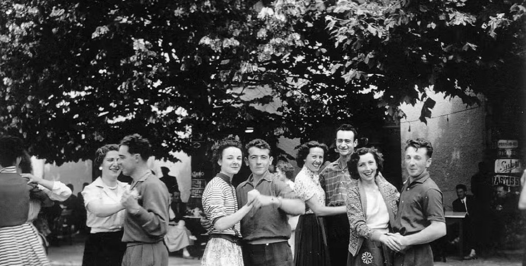 Photo ancienne originale – bal sous les arbres